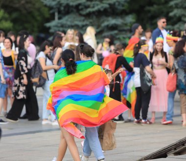 Sofya, Bulgaristan - 18 Haziran 2022: Sofya 'da düzenlenen yıllık LGBT Sofya Onur etkinliğine LGBT hakları lezbiyen, eşcinsel, transseksüel ve biseksüel destekleme amaçlı insanlar 15. kez katılıyor