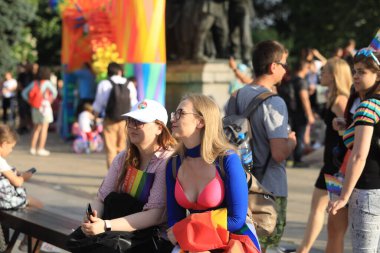 Sofya, Bulgaristan - 18 Haziran 2022: Sofya 'da düzenlenen yıllık LGBT Sofya Onur etkinliğine LGBT hakları lezbiyen, eşcinsel, transseksüel ve biseksüel destekleme amaçlı insanlar 15. kez katılıyor