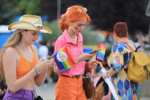 Sofya, Bulgaristan - 18 Haziran 2022: Sofya 'da düzenlenen yıllık LGBT Sofya Onur etkinliğine LGBT hakları lezbiyen, eşcinsel, transseksüel ve biseksüel destekleme amaçlı insanlar 15. kez katılıyor