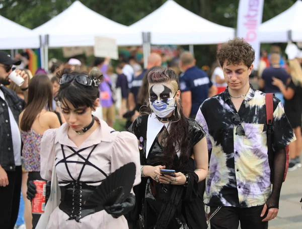 Sofya, Bulgaristan - 18 Haziran 2022: Sofya 'da düzenlenen yıllık LGBT Sofya Onur etkinliğine LGBT hakları lezbiyen, eşcinsel, transseksüel ve biseksüel destekleme amaçlı insanlar 15. kez katılıyor