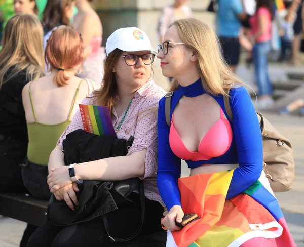 Sofya, Bulgaristan - 18 Haziran 2022: Sofya 'da düzenlenen yıllık LGBT Sofya Onur etkinliğine LGBT hakları lezbiyen, eşcinsel, transseksüel ve biseksüel destekleme amaçlı insanlar 15. kez katılıyor