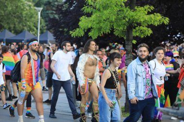 Sofya, Bulgaristan - 18 Haziran 2022: Sofya 'da düzenlenen yıllık LGBT Sofya Onur etkinliğine LGBT hakları lezbiyen, eşcinsel, transseksüel ve biseksüel destekleme amaçlı insanlar 15. kez katılıyor