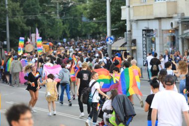 Sofya, Bulgaristan - 18 Haziran 2022: Sofya 'da düzenlenen yıllık LGBT Sofya Onur etkinliğine LGBT hakları lezbiyen, eşcinsel, transseksüel ve biseksüel destekleme amaçlı insanlar 15. kez katılıyor
