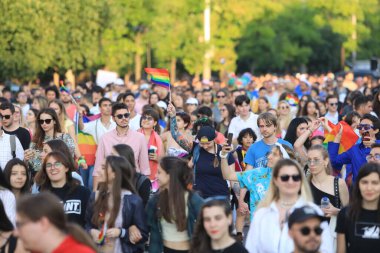 Sofya, Bulgaristan - 18 Haziran 2022: Sofya 'da düzenlenen yıllık LGBT Sofya Onur etkinliğine LGBT hakları lezbiyen, eşcinsel, transseksüel ve biseksüel destekleme amaçlı insanlar 15. kez katılıyor