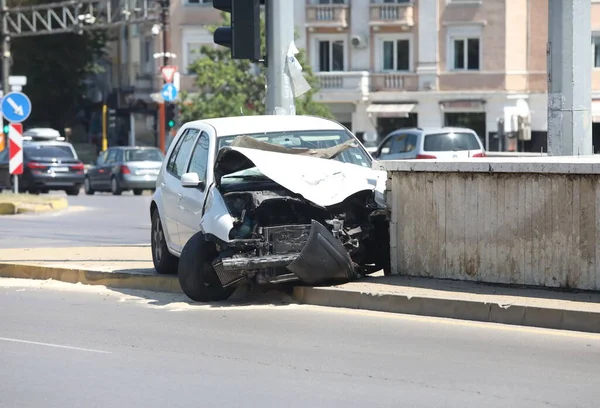 Een Kapotte Auto Een Witte Auto Crasht Een Voetgangersbrug — Stockfoto