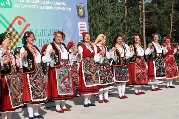 Koprivshtica Βουλγαρία Αυγούστου 2022 Άνθρωποι Παραδοσιακή Λαϊκή Ενδυμασία Της Εθνικής — Φωτογραφία Αρχείου