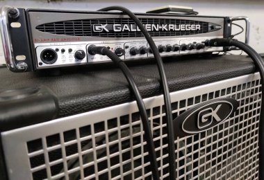 Gitar, lamba, metal amplifikatör ve gösterge paneli. Ammetre, amplifikatör ölçeği, fotoğraf