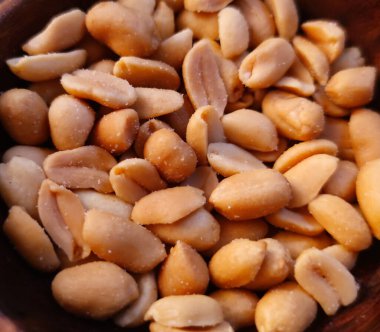 Ahşap bir kasede arka planda soyulmuş fıstık manzarası, arka plan kadar uygun, fotoğraf...