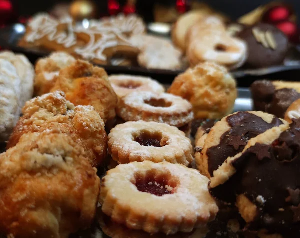Noel kurabiyelerini gümüş tepside görmek, arka planda Noel süslemeleri, Noel ağacı, fotoğraf
