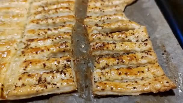 Widok Paluszków Ciasta Francuskiego Blasze Świeżo Wyjętej Piekarnika — Wideo stockowe