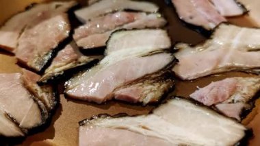 Yakın çekim domuz pastırması tavada hafif kızarmış, yavaş çekim. 