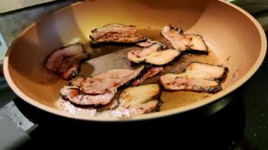 Şefin çevirdiği ve tavadan çıkardığı sıcak tavadaki pastırma manzarası. 