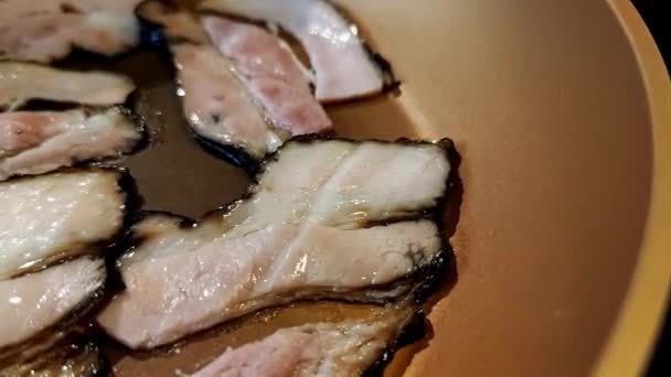 Vue Une Casserole Sur Laquelle Est Tranché Bacon — Video