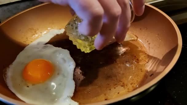 View Hot Pan Egg Poured Bull Eye — Stock Video