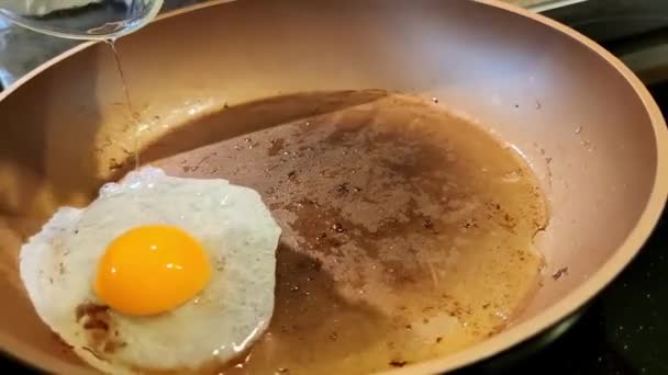 Τηγανητά Αυγά Ένα Τηγάνι Σπασμένο Αυγό Πέφτει Στο Τηγάνι — Αρχείο Βίντεο
