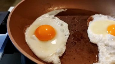 İki yumurta yapılan sıcak bir tavanın manzarası, kızarmış yumurta.