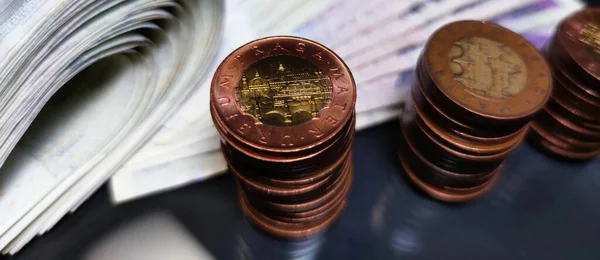 Binlerce kronluk Çek banknotlarının manzarası. Coronavirus salgını finansal kriz ve ekonomik yeniden başlama konsepti, fotoğraf