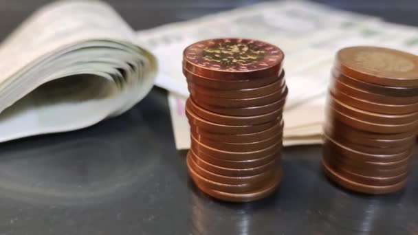 Vista Las Monedas Checas Apiladas Una Columna Segundo Plano Billetes — Vídeo de stock