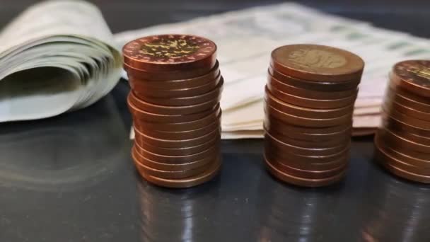 Vista Las Monedas Checas Apiladas Una Columna Segundo Plano Billetes — Vídeo de stock