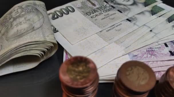 Çek Banknotlarının Yakın Plan Görüntüsü Cam Bir Plakaya Yavaş Çekimde — Stok video