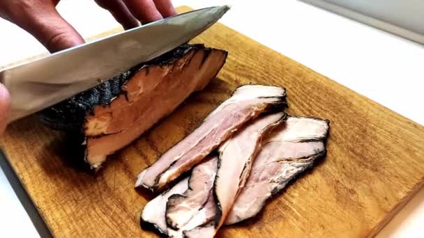 Utsikt Över Manlig Hand Skivning Bacon Tunna Skivor — Stockvideo