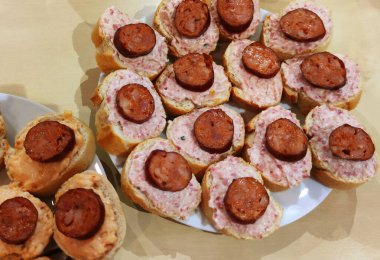 Geleneksel Çek kanepeleri sosis, Sevgililer Günü hazırlığı, fotoğraf
