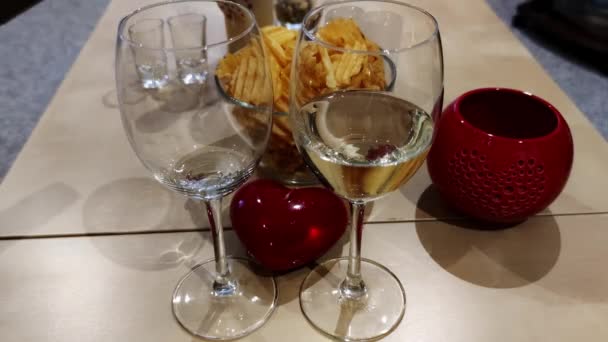 在盛放葡萄酒的节日桌上 你可以看到两杯葡萄酒 — 图库视频影像