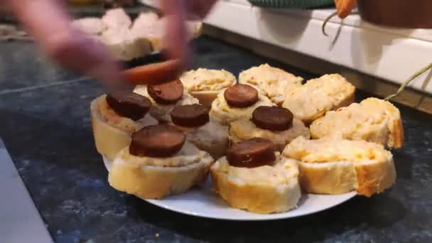 Vista Mão Uma Mulher Que Coloca Pedaços Salsicha Doces Canapés — Vídeo de Stock