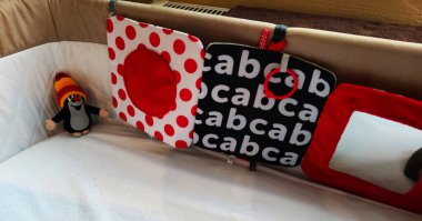 Çocuk odası manzaralı bulut şekilli yastıklı bebek beşiği, rahat bir oyuncağın yakın görüntüsü, fotoğraf.