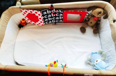 Bebek karyolası, yastık şeklinde bulutlar, bebek odası manzarası, lüks battaniyeler, fotoğraf.