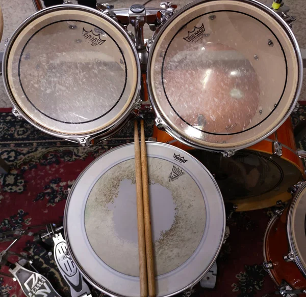View of the drums in the drum kit in the rehearsal room, on the drum of the drumstick, photo