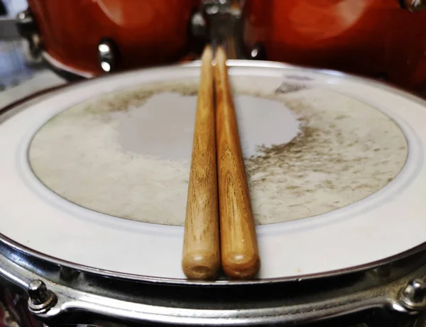 Davul sesleri, ahşap bagetler, arka planda davul seti, rock grubu, fotoğraf.