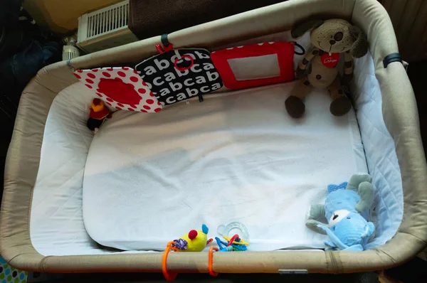 Bebek beşiği, yastık şeklinde bulutlar, bebek odası manzarası, içinde peluş atıştırmalıklar, fotoğraf.