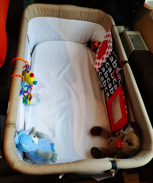 Bebek beşiği, yastık şeklinde bulutlar, bebek odası manzarası, pofuduk battaniyeler, fotoğraf.