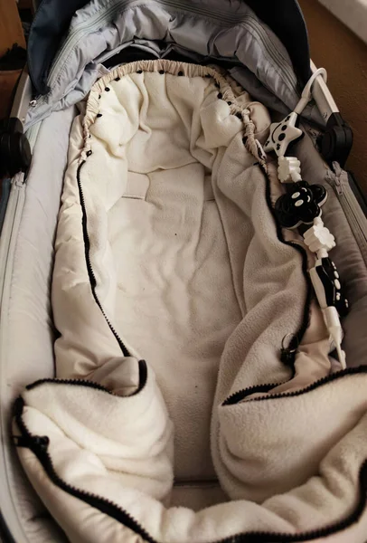 保育園で雲型の枕を持つベビーベッドのクローズアップビュー サイドビュー — ストック写真