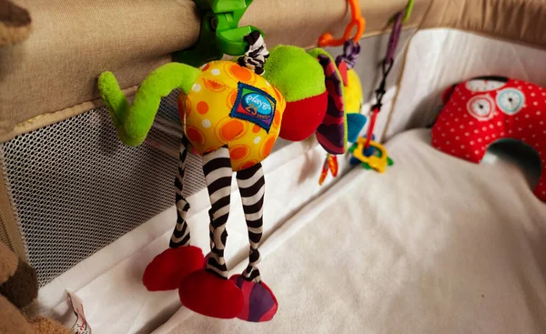 Bebek karyolası, bebek odası manzaralı bulut şekilli yastıklar, lüks battaniyeler, fotoğraf.