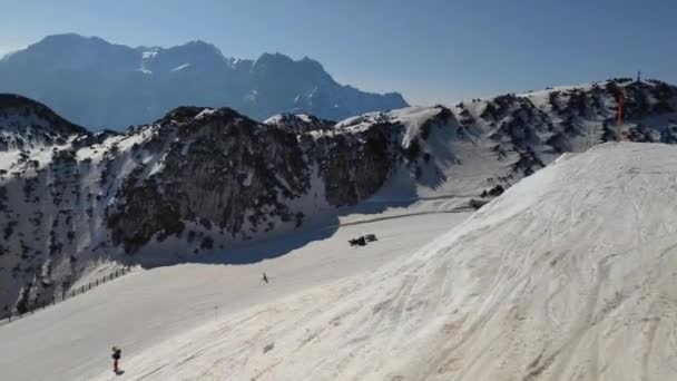 Widok Ośrodek Narciarski Alpach Austriackich Narciarz Zjeżdżający Stoku Narciarskiego Tle — Wideo stockowe