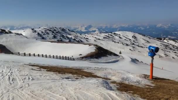 Waidring Rakousko 2022 Widok Ośrodek Narciarski Narciarze Stokach Tle Alpy — Wideo stockowe