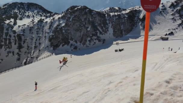 Vista Perto Helicóptero Resgate Que Está Uma Pista Esqui Paramédico — Vídeo de Stock