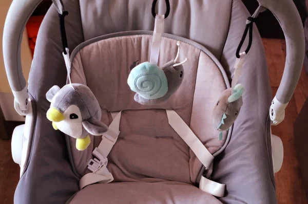 Närbild Babysäng Med Hängande Leksaker Foto — Stockfoto