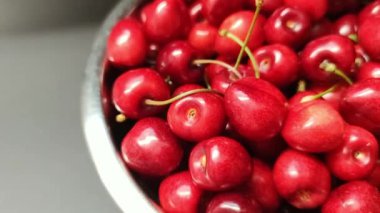 Yeni toplanmış kırmızı kirazların kasede görüntüsü, yavaş çekim.