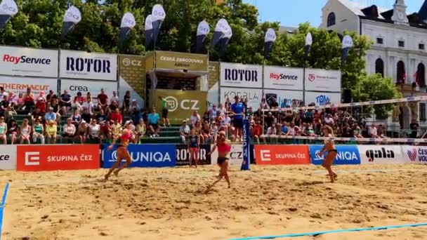 Close View Young Girls Play Beach Volleyball People Sit Stands — Vídeo de Stock