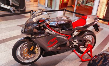 Zlin, Çek Cumhuriyeti - 22.08.2022: Senna - 1000 MV Augusta bir mağazada sergileniyor, fotoğraf