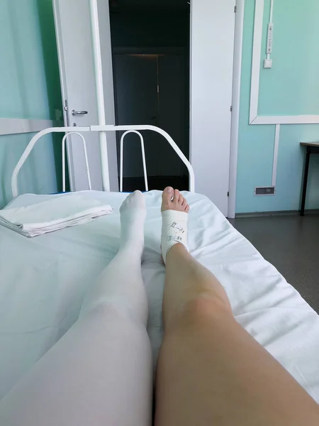 Foto kaki di tempat tidur rumah sakit — Stok Foto