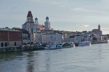 Passau, nehir kenarındaki eski şehir manzarası, Bavyera, Almanya, Avrupa