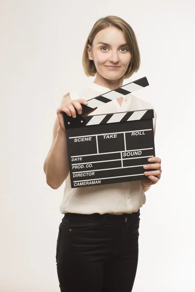 Chica joven con un clapperboard cine — Foto de Stock