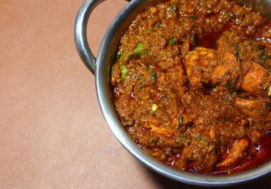 Tawa tavuğunun kemiksiz bir kaseye yakın çekimi. 