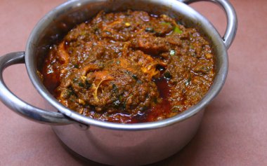 Tawa tavuğunun kemiksiz bir kaseye yakın çekimi. 