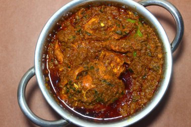 Tawa tavuğunun kemiksiz bir kaseye yakın çekimi. 