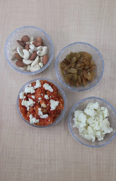 Hint tatlısı havuç halkası, kuru meyve ve khoa.  